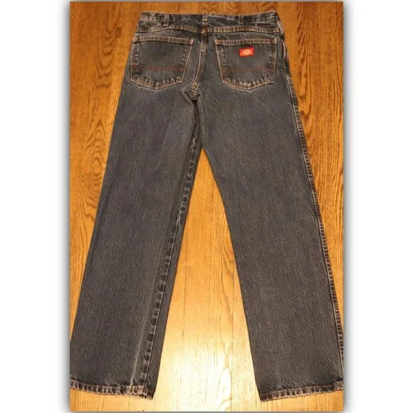 2 pairs of Dickies Men’s jeans. One pair is 33x34 and one pair is 32x32 - Picture 5 of 7